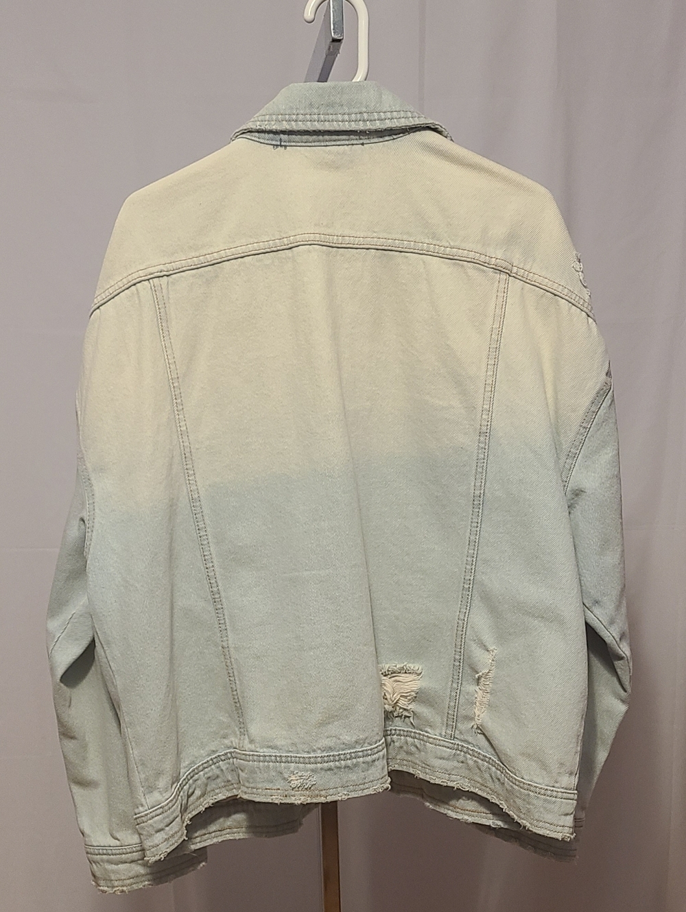 No Boundaries Whitewashed Distressed Denim Jacket - Picture 2 of 13